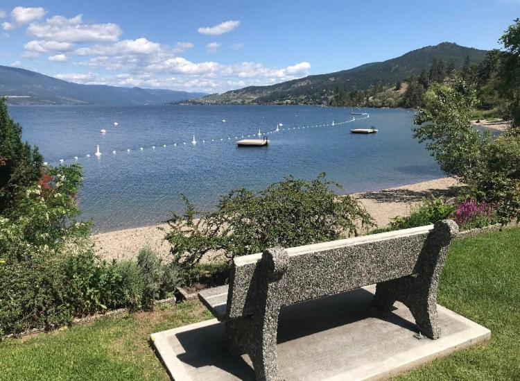 The Blue House Bed And Breakfast Lake Country Εξωτερικό φωτογραφία